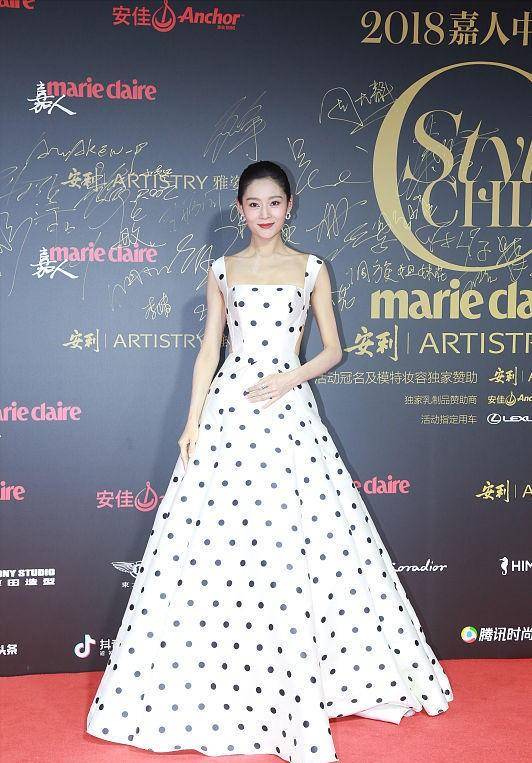 王媛可|王媛可穿拼色裙用“电话线”当肩带，好时髦！