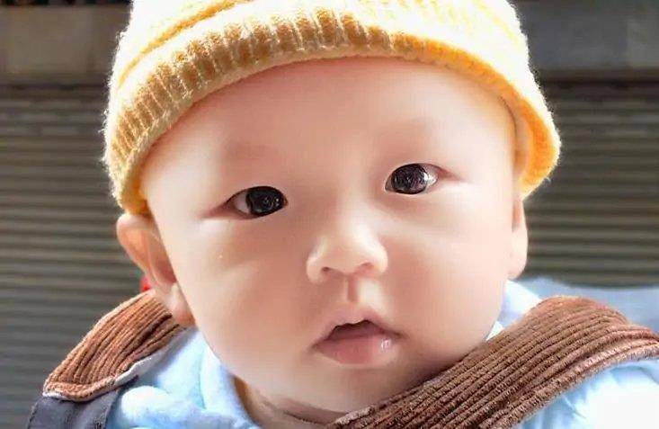 无可|兄妹俩相差十岁，哥哥带妹妹出行一脸生无可恋：比书包还要重！