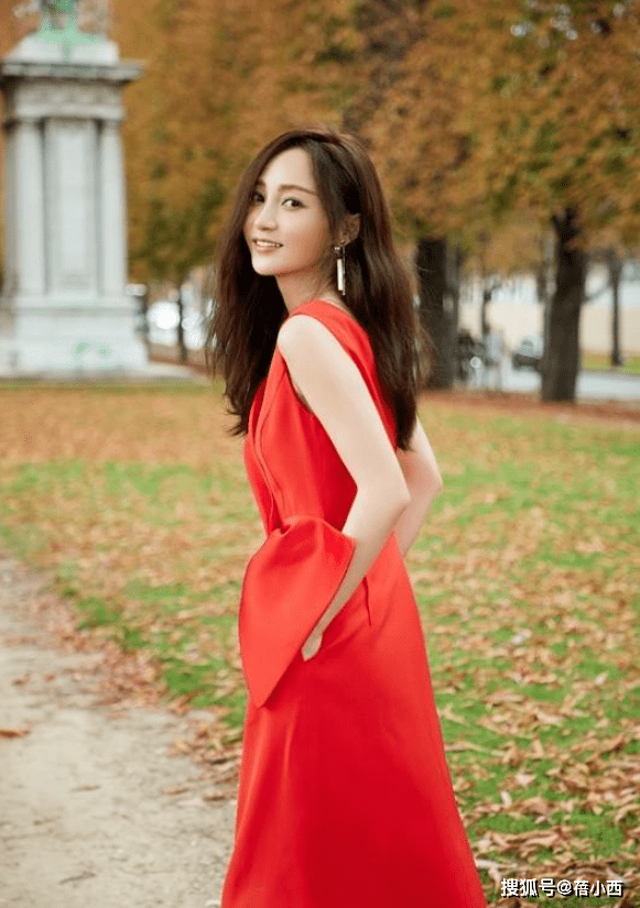 显得|姚笛结婚后状态回归，穿小红裙配长卷发气质惊艳，不像39岁像25岁