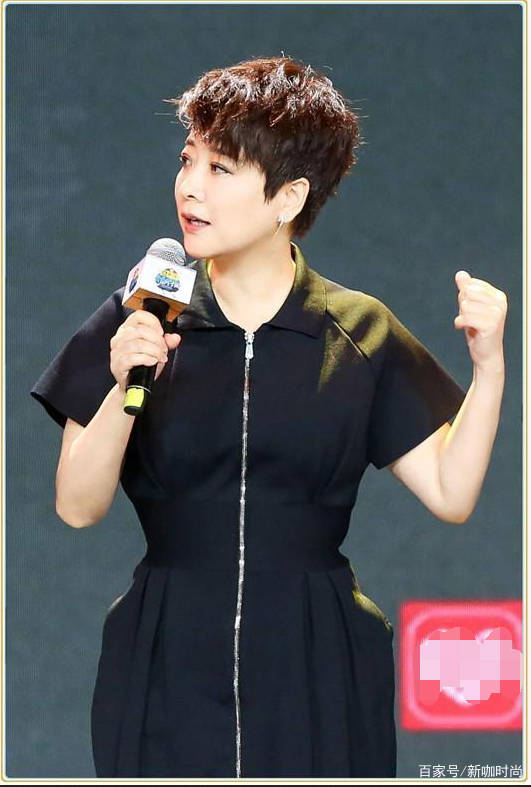 身材|陈小艺也老了？穿简约黑裙同框同岁徐帆，状态差了不止一点