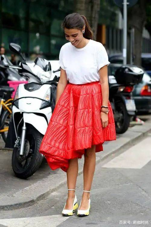 颜色|阿Sa新的一年又美了，晒红裙靓照优雅微撩，温柔女人味满分