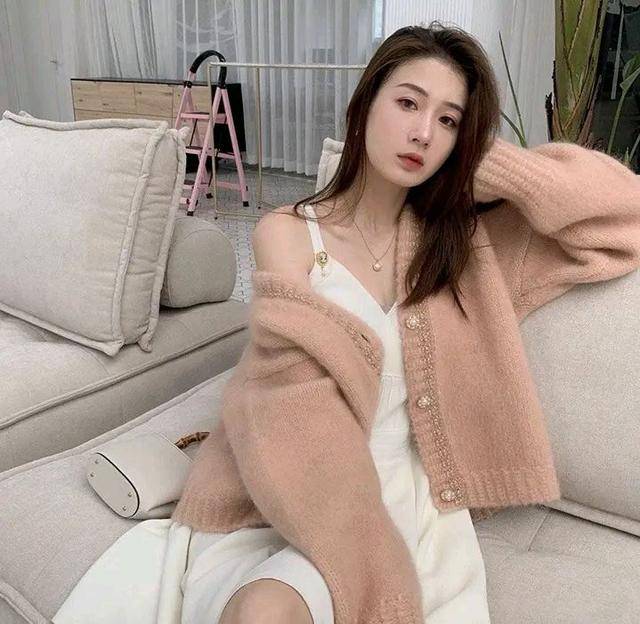 金色|赫本风的连衣裙性感中带一点小复古，搭配金色人像的胸针很有味道~