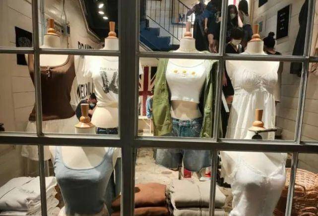 身材|知名网红店被挤爆，姑娘打卡傻眼：“这种衣服真的能穿？！”