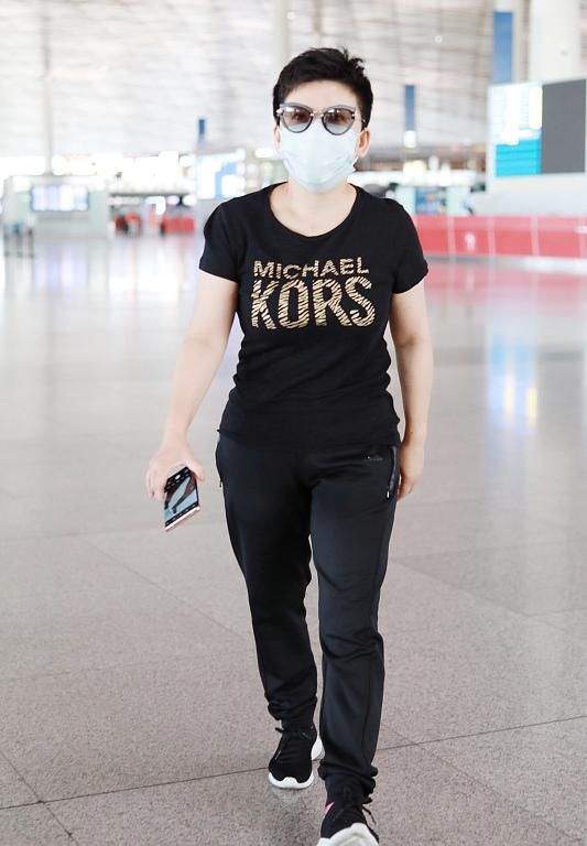 整体|“乒乓女王”邓亚萍罕走机场,155身高走出冠军范,剪超短发太帅