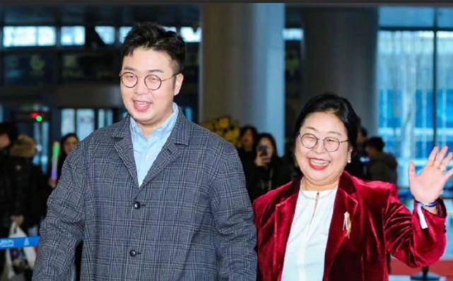 身材|杜海涛妈妈穿碎花裙走机场，和儿子体形高度“神似”，基因真强大