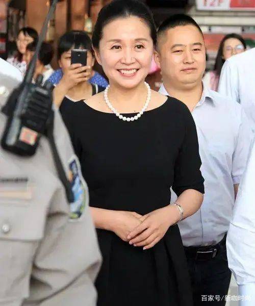 样式|黄菡年过半百气质依旧,珍珠项链搭小黑裙,尽显知性大气范儿