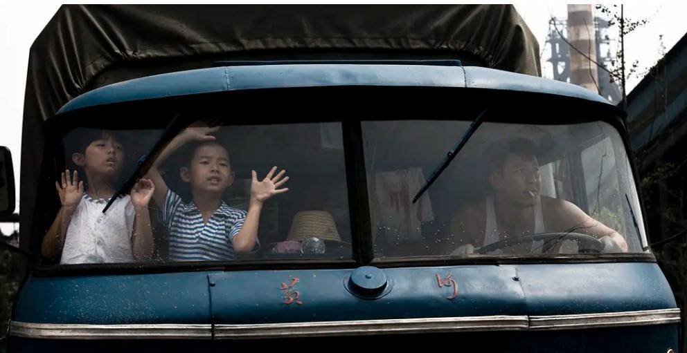 因为|11年后再看《唐山大地震》，我终于明白徐帆为什么要救儿子