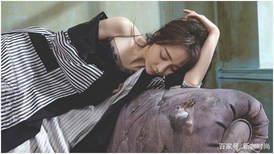 傲人|38岁姚笛尴尬了？穿吊带大露傲人锁骨，奈何“无料”可秀