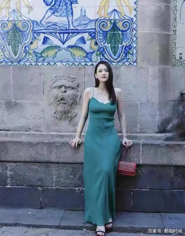 披肩|陈乔恩美翻了！复古绿吊带裙搭披肩长发，高级感溢出屏幕