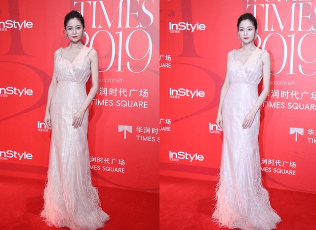 王媛可|王媛可穿拼色裙用“电话线”当肩带，好时髦！