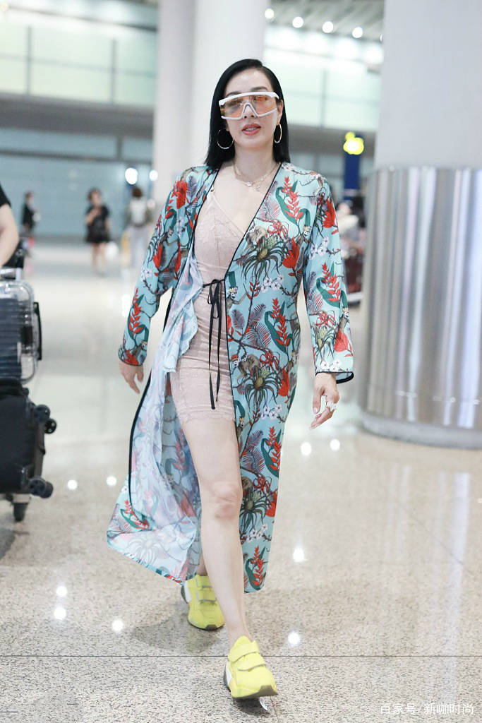 风开|钟丽缇这是出来搞笑的吗，披着床单就出来？路人的表情说明了一切