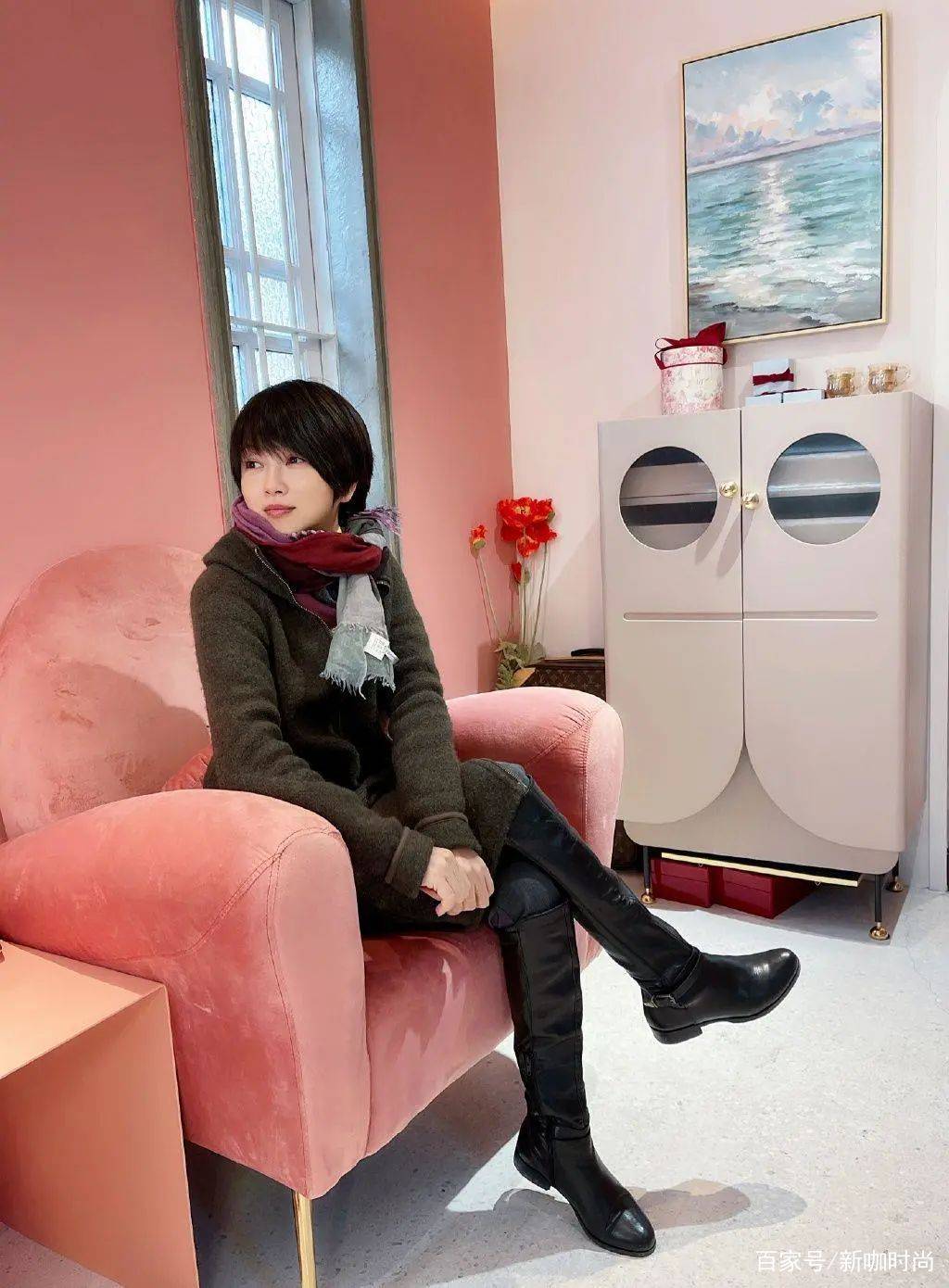 女士|品位不高改名也没用，54岁“建宁公主”大衣搭长靴，还是带点土味