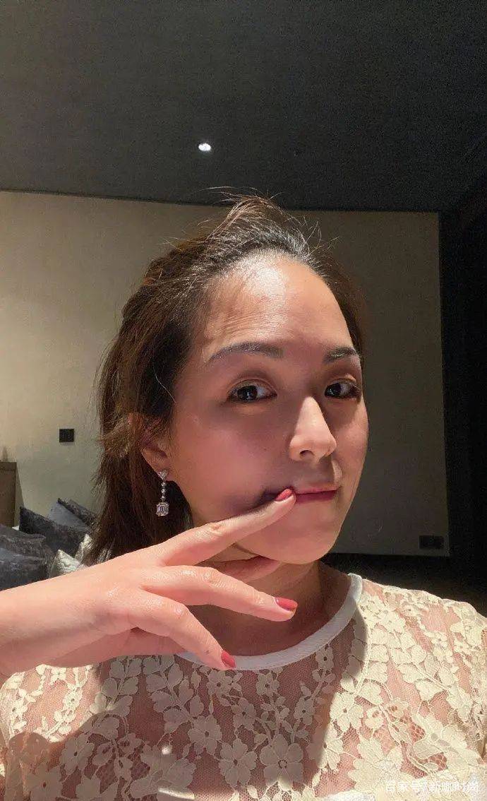 品冠|品冠模特妻子太显老，穿宽松西服身材臃肿，额头细纹加深年龄感