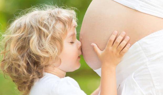 因为|妈妈产房生二胎，4岁大宝产房外等待，说的话让人感动又心疼