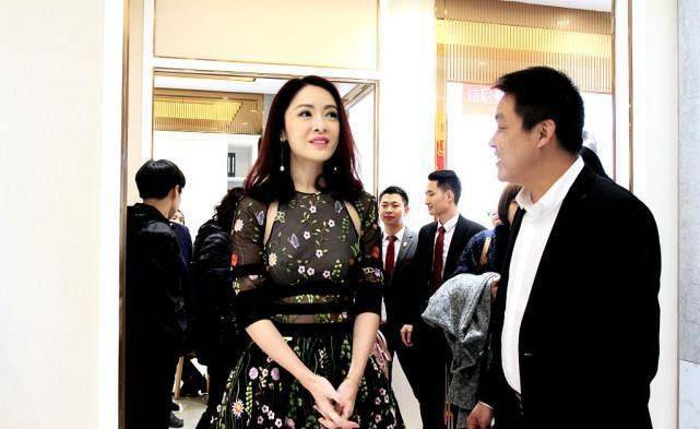 颜色|向华强的侄女自带气场，奔五年纪穿碎花裙也不俗，腋下透气挺特别