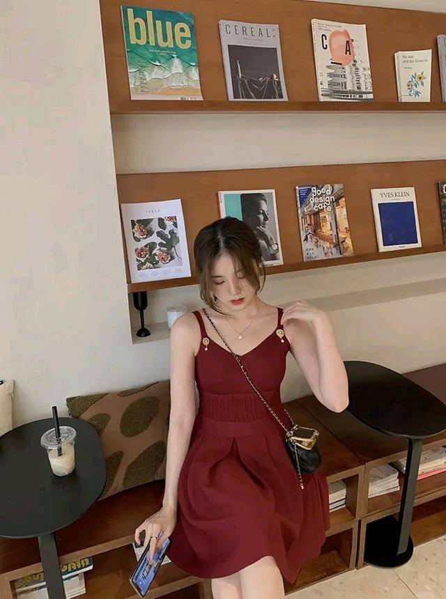 金色|赫本风的连衣裙性感中带一点小复古，搭配金色人像的胸针很有味道~