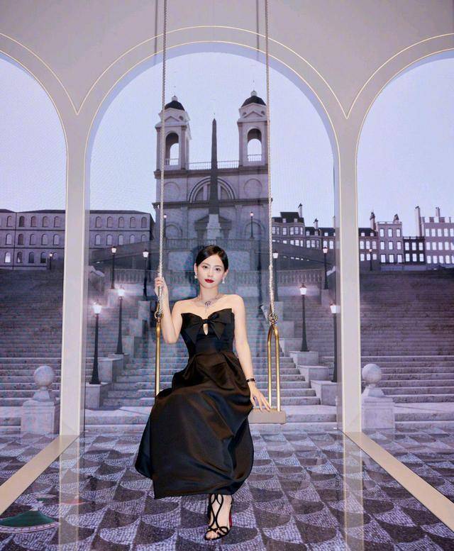 黑色|张嘉倪的小碎花裙真的穿出了时尚感，唯美轻盈又灵动，还不落俗套