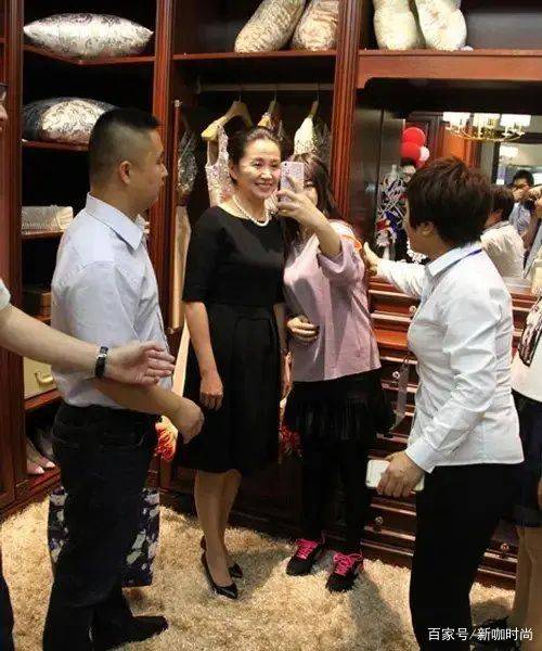 样式|黄菡年过半百气质依旧,珍珠项链搭小黑裙,尽显知性大气范儿