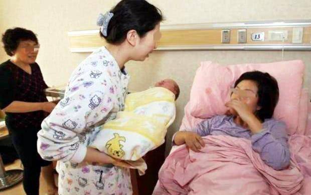 小月|婆婆住院儿媳却带娃旅行，家人无一句谴责，只因婆婆曾做了这件事