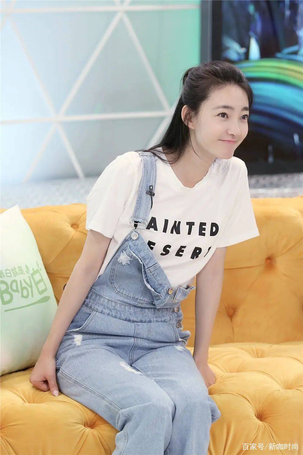 毛衣|王丽坤的时尚太难懂，白色长裤搭球鞋，这“破毛衣”我奶奶都不穿