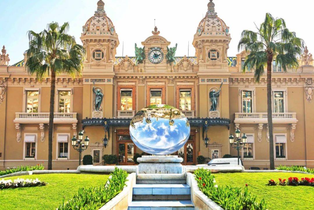 建于13世纪的摩纳哥王宫(palais princier de monaco),位于峭壁边上