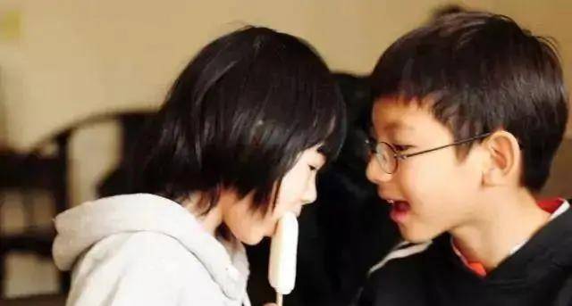 无可|兄妹俩相差十岁，哥哥带妹妹出行一脸生无可恋：比书包还要重！