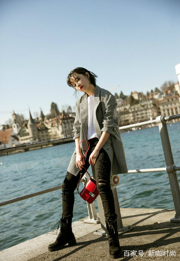 夏天|阚清子真是“美出国”了，穿格子西装亮相街头，与升温的夏日绝配