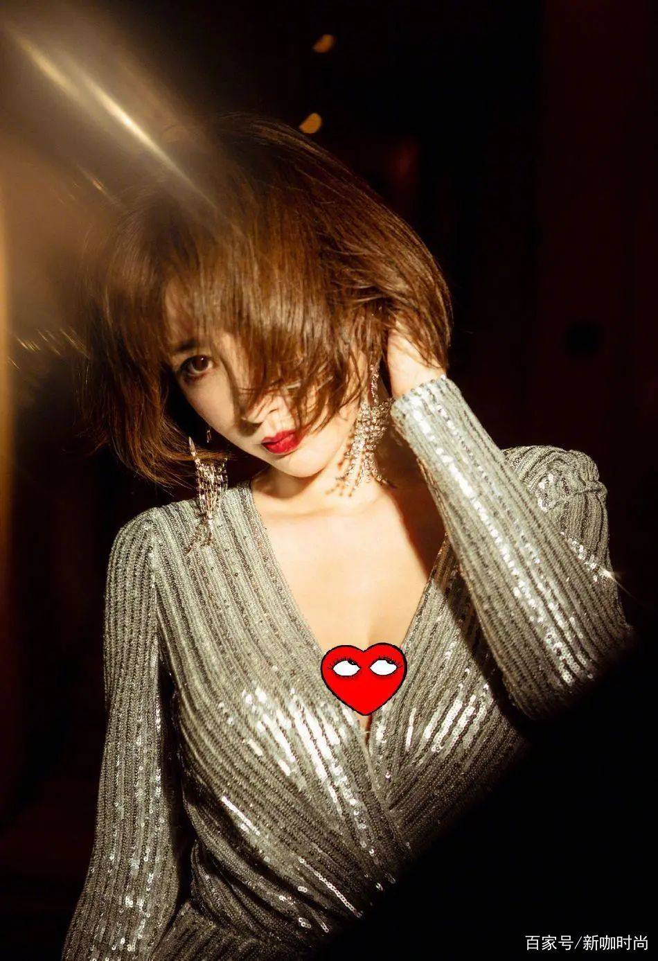 心坎|柳岩真是人间会穿，一袭深V亮片裙闪耀迷人，S型曲线撩到心坎上