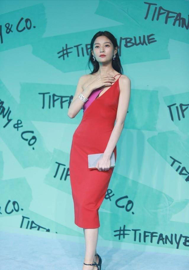 王媛可|王媛可穿拼色裙用“电话线”当肩带，好时髦！