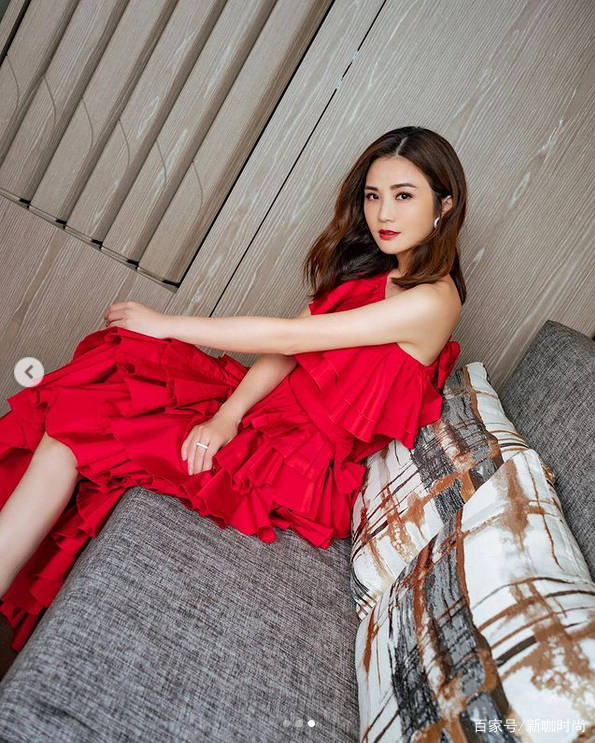 颜色|阿Sa新的一年又美了，晒红裙靓照优雅微撩，温柔女人味满分