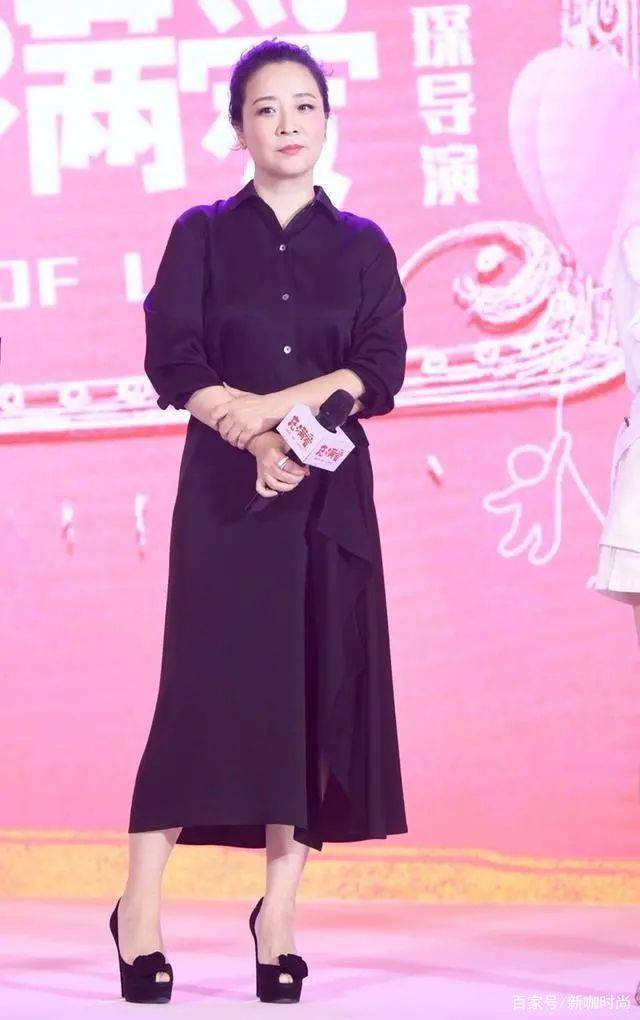 身材|陈小艺也老了？穿简约黑裙同框同岁徐帆，状态差了不止一点