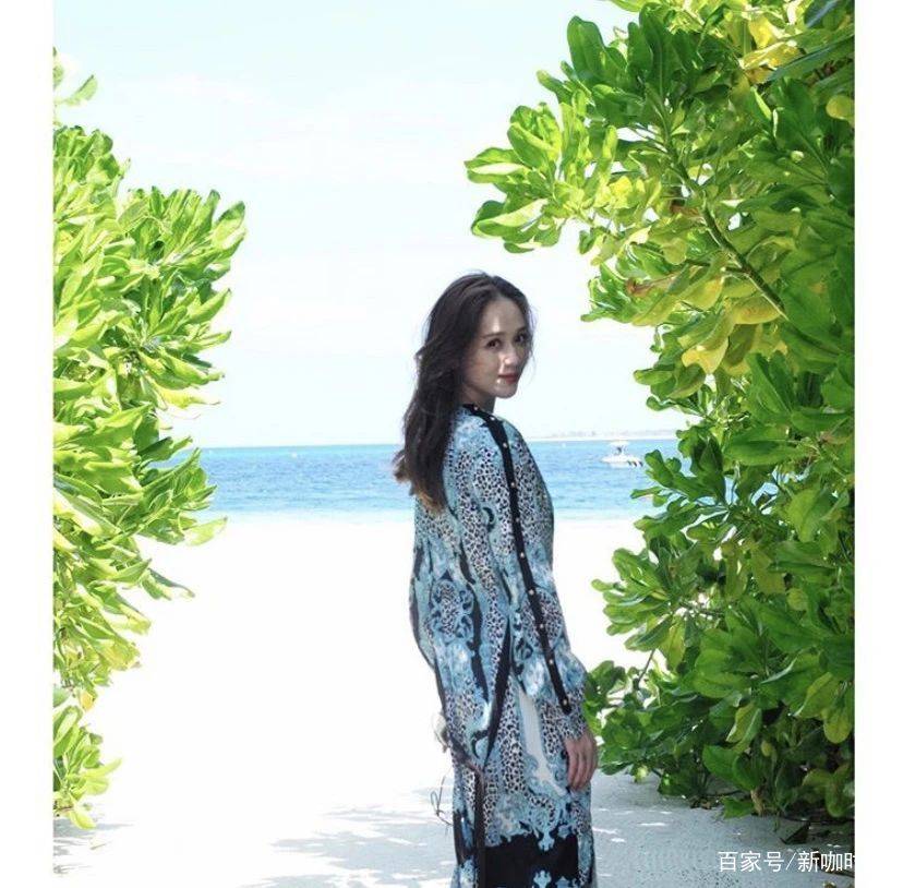 样式|陈乔恩晒度假美照，长裙飘逸身量纤细，恋爱中的女人就是不一样