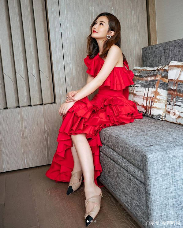 颜色|阿Sa新的一年又美了，晒红裙靓照优雅微撩，温柔女人味满分