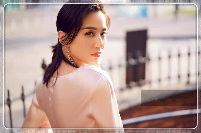 黄圣依|米兰时装周44岁贾静雯比美36岁黄圣依，同是辣妈，差距真大！