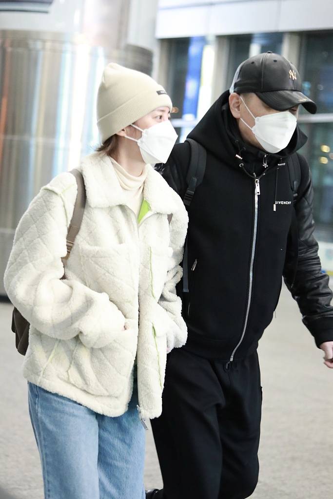 蓝色|陈建斌夫妇秀恩爱!蒋勤勤穿翻毛外套配牛仔裤,46岁嫩成36岁