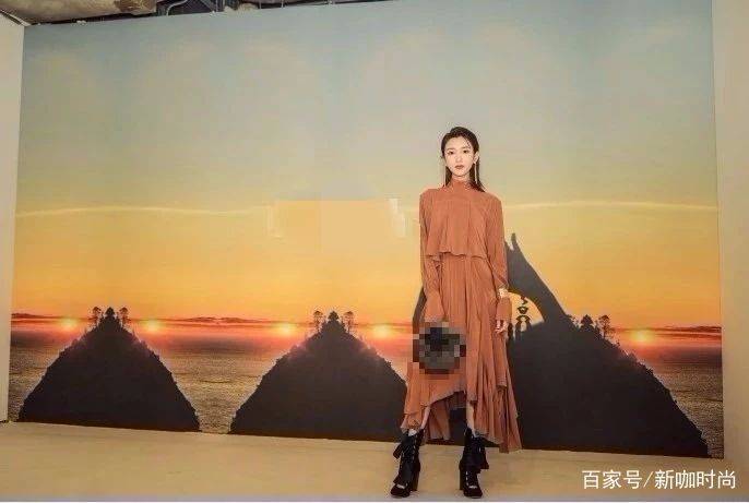 金色|毛晓彤帅气亮相巴黎!造型尽显优雅气质,却输给了旁边的帅哥!