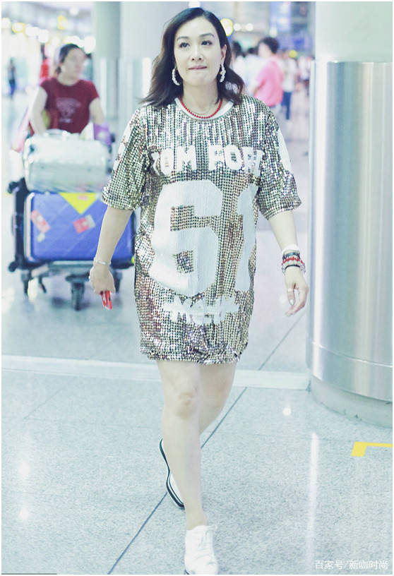 身材|钟丽缇又跑偏了？穿亮片宽松装，咬嘴撩发走淑女风，50岁真不服老
