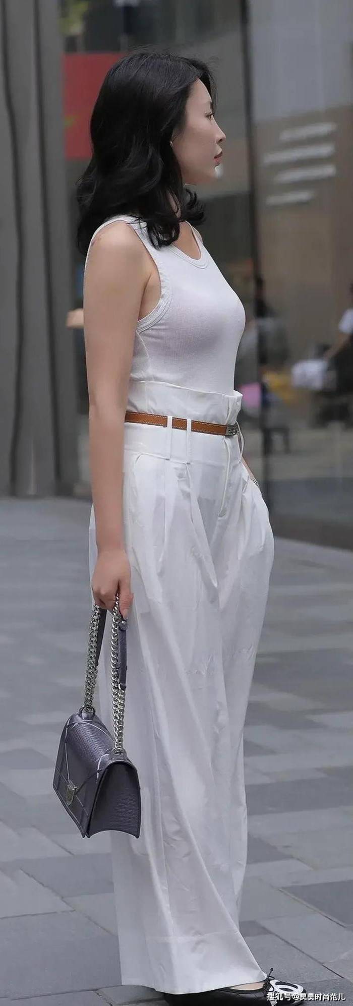 色调|束腰阔腿裤搭配白色背心,气质女神的时尚穿搭,简单优雅又显气质