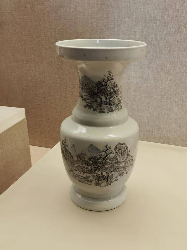 中国花瓶　清朝雍正帝 A rare Ming-style blue and white yuhuchunping, Qing dynasty