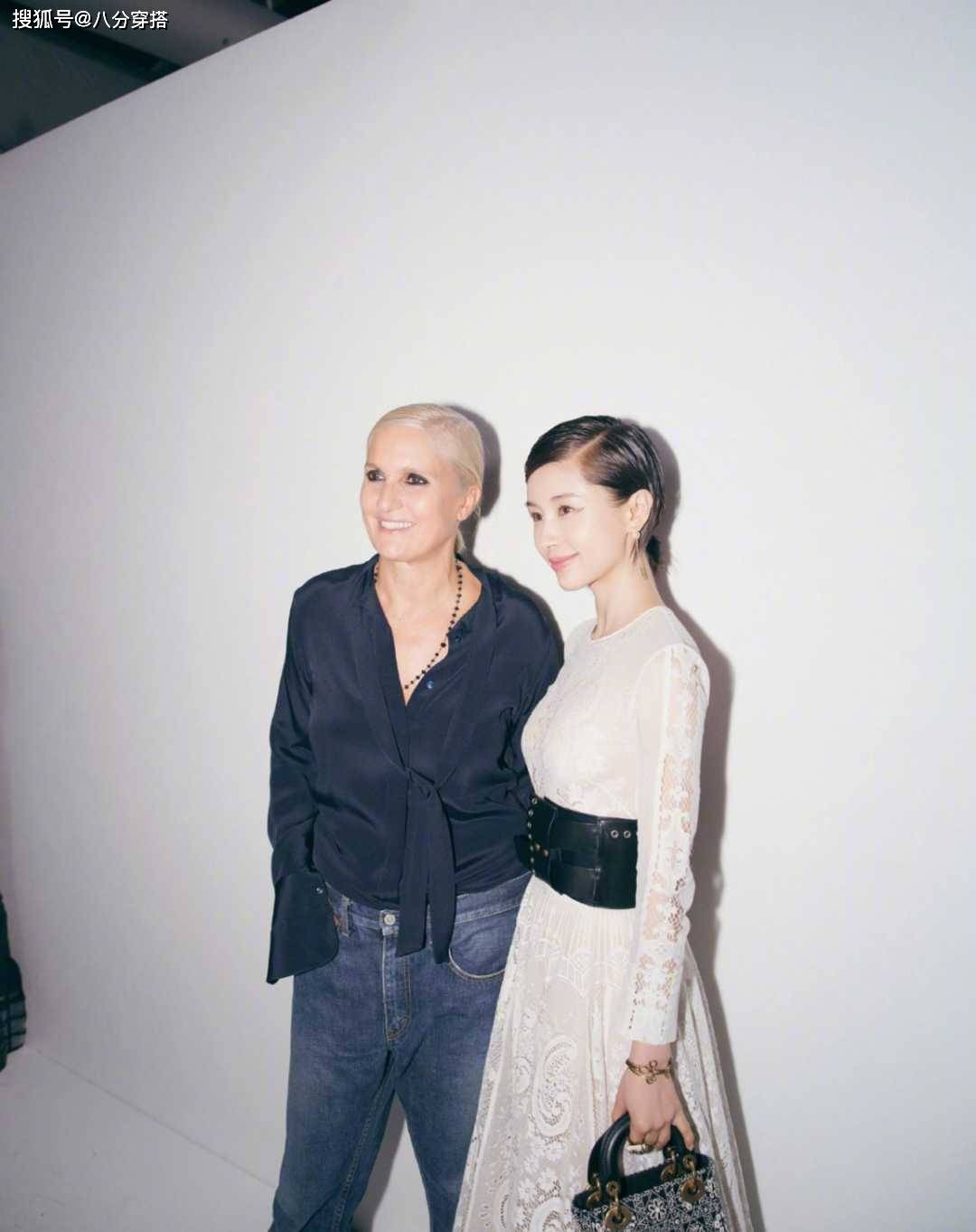 显高|159cm王子文太懂显高穿搭，白色连衣裙配宽腰带，高级显瘦有气场