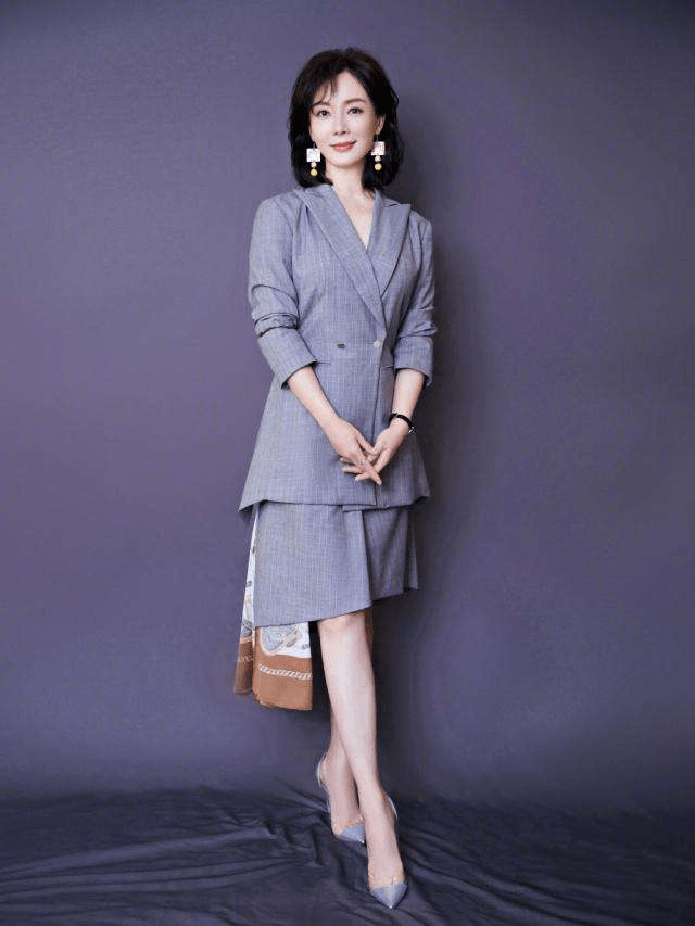 宋佳|女明星用围巾解锁新时尚,董璇当成腰带系,宋佳直接缝在风衣上