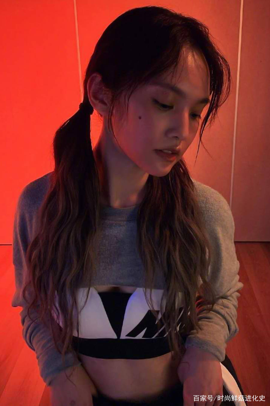 脸部|35岁杨丞琳真敢穿,上衣剪半截秀身材,腰比裤子细一圈!太抢眼