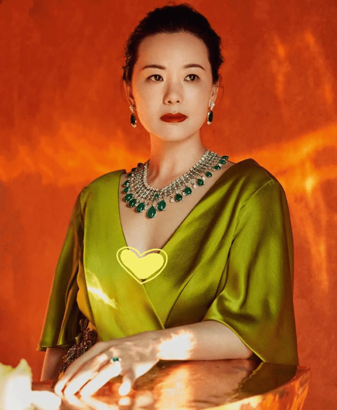 风景|咏梅气质真没得挑，穿丝绒长裙美成一道风景，优雅到骨子里的女人