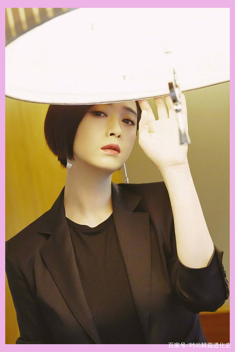整体|36岁蒋欣成功跻身瘦子行列，运动服叠穿衬衫气场超强，美出新高度