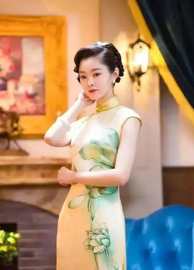 画面感|穿旗袍还摆剪刀手？学会这几个“做作”的拍照姿势，美成画中人