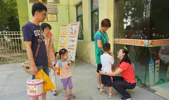 同学|家长评论老师的朋友圈后，第二天孩子就被劝退了，同学家长：活该