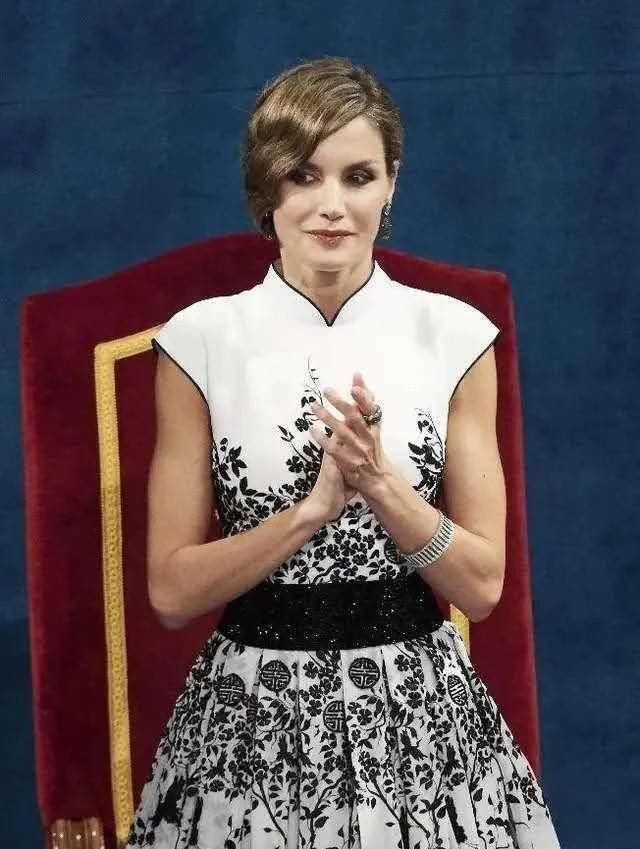 花色|西班牙王后久违亮相，穿西装配阔腿裤一脸憔悴，眼角皱纹多了不少