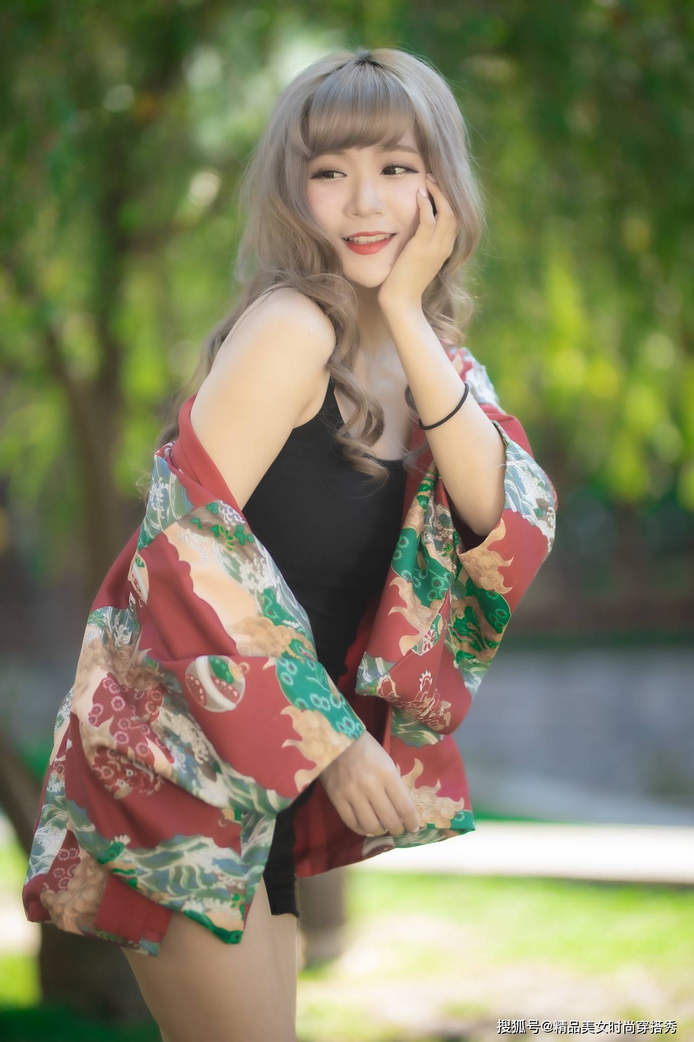 吊带|黑色配红色,既能当防晒衫也能穿出时尚感,美美哒永不过时
