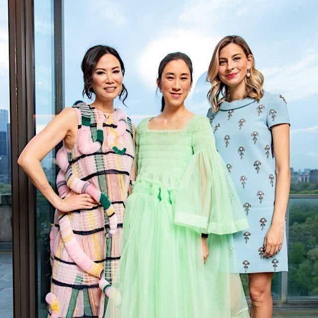 小姑娘|邓文迪真有自信!连粉嫩“章鱼裙”也敢挑战,一般小姑娘都不敢穿