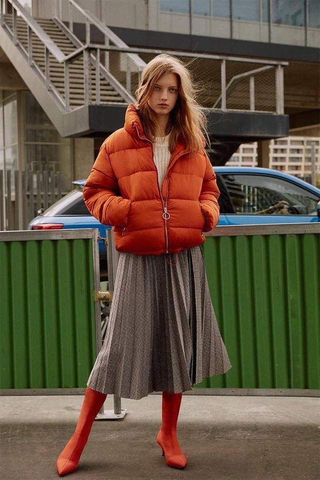 颜色|真正穿衣讲究的女人，都喜欢羽绒服里面搭裙子，时髦有型又不显胖